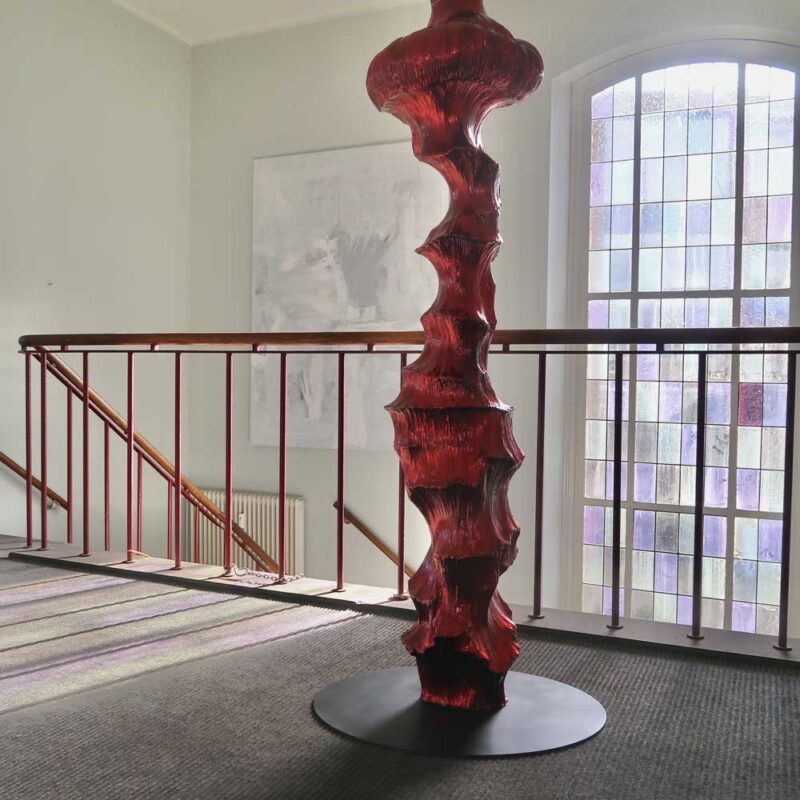 Red Spirit, acrylhars, aluminium, lak op stalen voetstuk, 190 x 60 x 60 cm, 2023