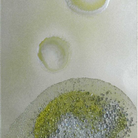 Meduse Yellow, 2023, Papier, lak en glasparels, 20 x 39 cm.