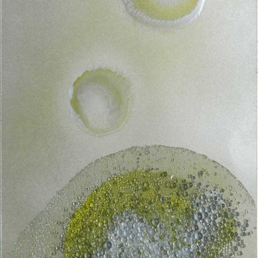 Meduse Yellow, 2023, Papier, lak en glasparels, 20 x 39 cm.