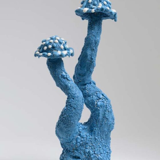 Blue roundhead, 2024, Keramiek, glazuur, 42 x 14 cm. (foto Peter Cox)