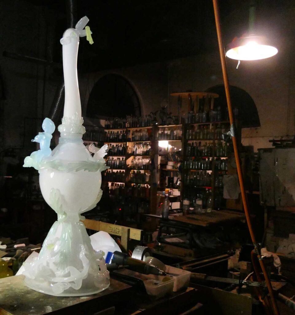 straussenei, glas, 90 cm. hoog, 2024