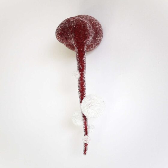 Simone van Bakel, N.Ture Red, 2025, Keramiek, glas, 29,5 x 9 x 8,5 cm.