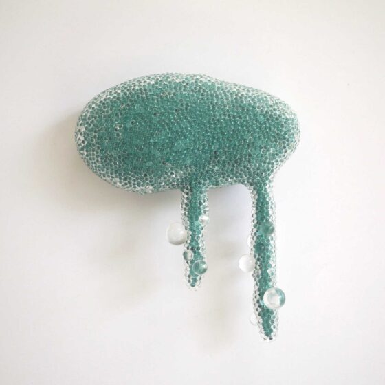 Simone van Bakel, Rique Turqoise, 2025, Keramiek, glasparels, 15 x 12 x 5,5 cm.
