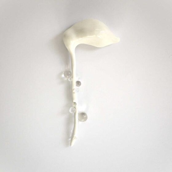 Simone van Bakel, Rique White, 2025, Keramiek, glas, 25,5 x 11 x 4,5 cm.