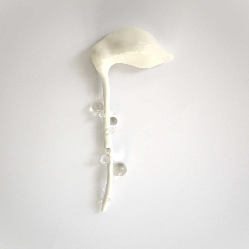 Simone van Bakel, Rique White, 2025, Keramiek, glas, 25,5 x 11 x 4,5 cm.