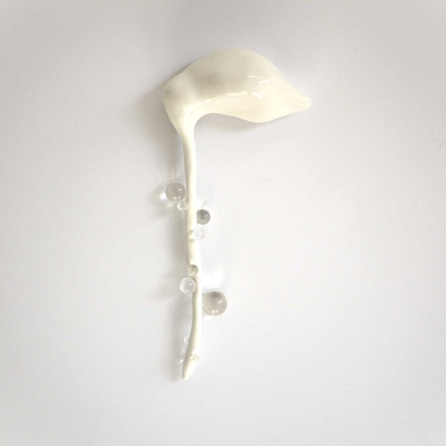 Simone van Bakel, Rique White, 2025, Keramiek, glas, 25,5 x 11 x 4,5 cm.
