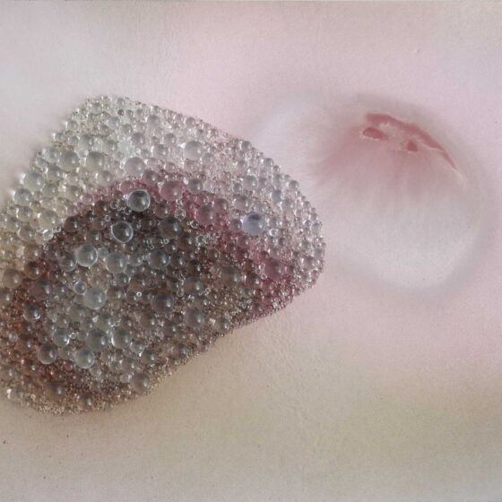Simone van Bakel, Toire, 2025, Lak, glaparels, 22,5 x 30.5 cm.