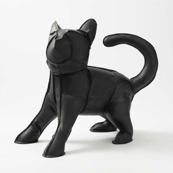 Catsuit, 2025, rubber, 85 x 102 x 52 cm. (Foto Peter Cox)